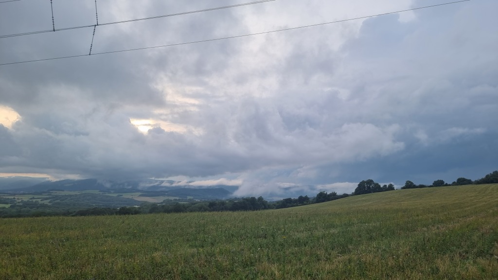 V neděli zprvu s deštěm, odpoledne ubývání oblačnosti